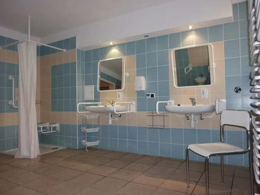 Moderni kylpyhuone hostellissa